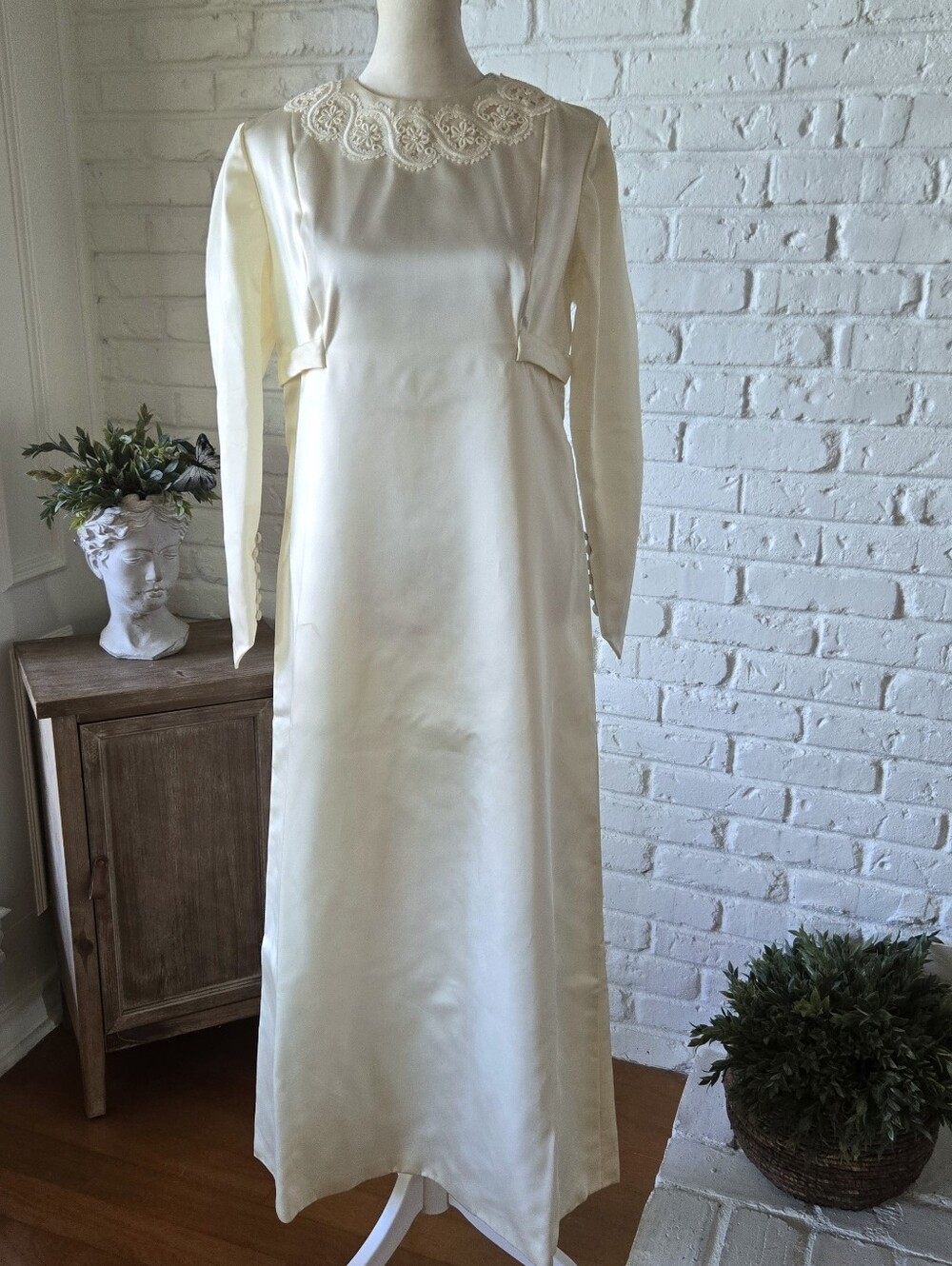 Vtg 70s Ivory Pearl Flower Wedding Gown, Train, S/M, Audrey Hepburn - Picture 5 of 14